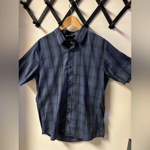 Travis Mathew Button Up.  Excellent condition